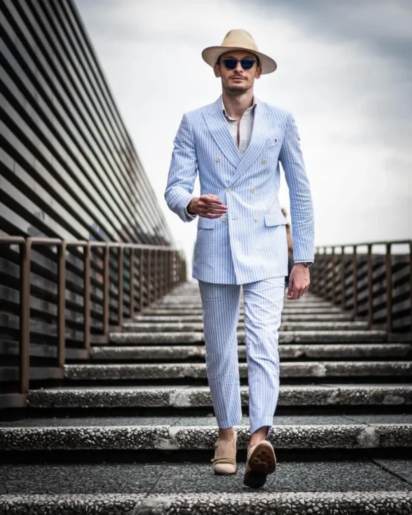 Costume 3 pièces sans doublure croisée bleu ciel en seersucker léger pitti uomo oufit 1